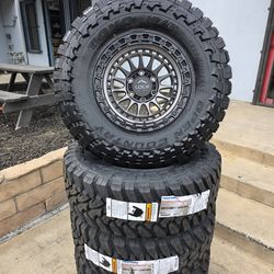 17" LOCK Baja rims w/ 35" Toyo MT Open Country