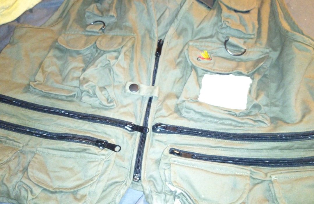 NEW FLY FISHING VEST 17 POCKETS 6LARGE ZIP-UP 2 INSIDE POCKETS LARGE POCKET IN BACK 6 CLIP-ON HANGING AREAS