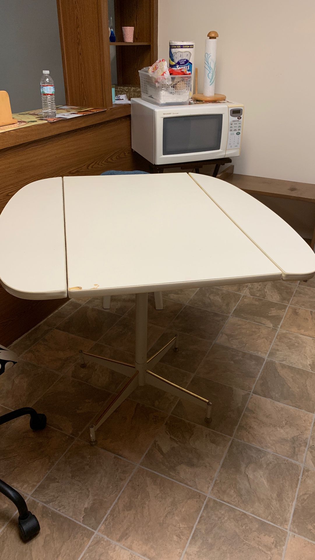 Folderable kitchen table for 4 or 2