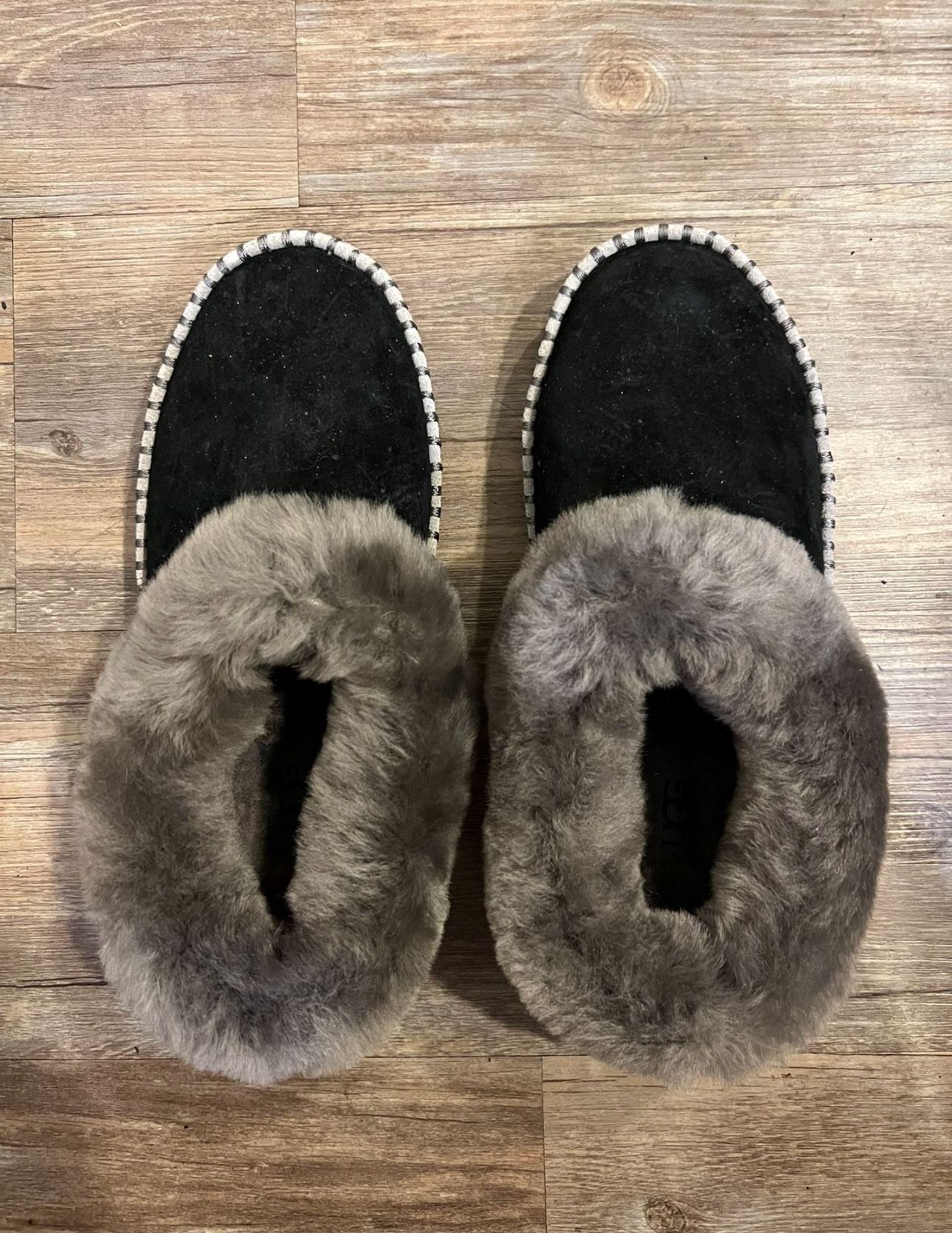 UGG Women’s – Size 6 Black Suede with Grey Fur Lining