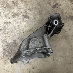 14-18 BMW X5 X6 F15 F16 N63 RIGHT PASS SIDE ENGINE MOUNT ARM BRACKET 1300 OEM#D1