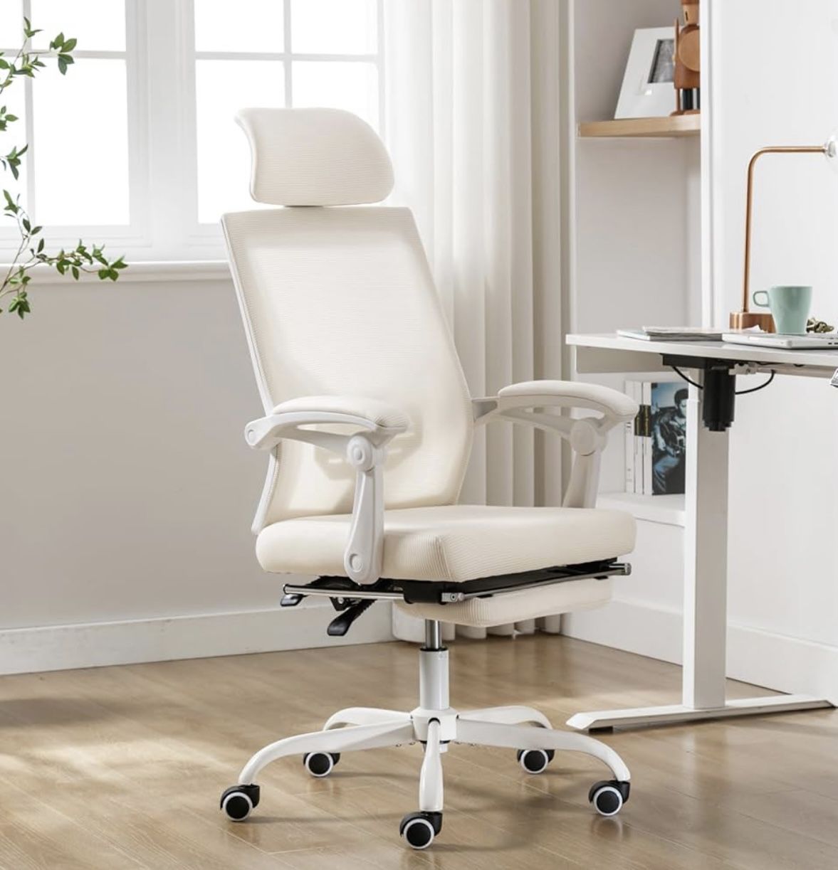 Super Comfortable White Ergonomic Chair For Work / Desk 