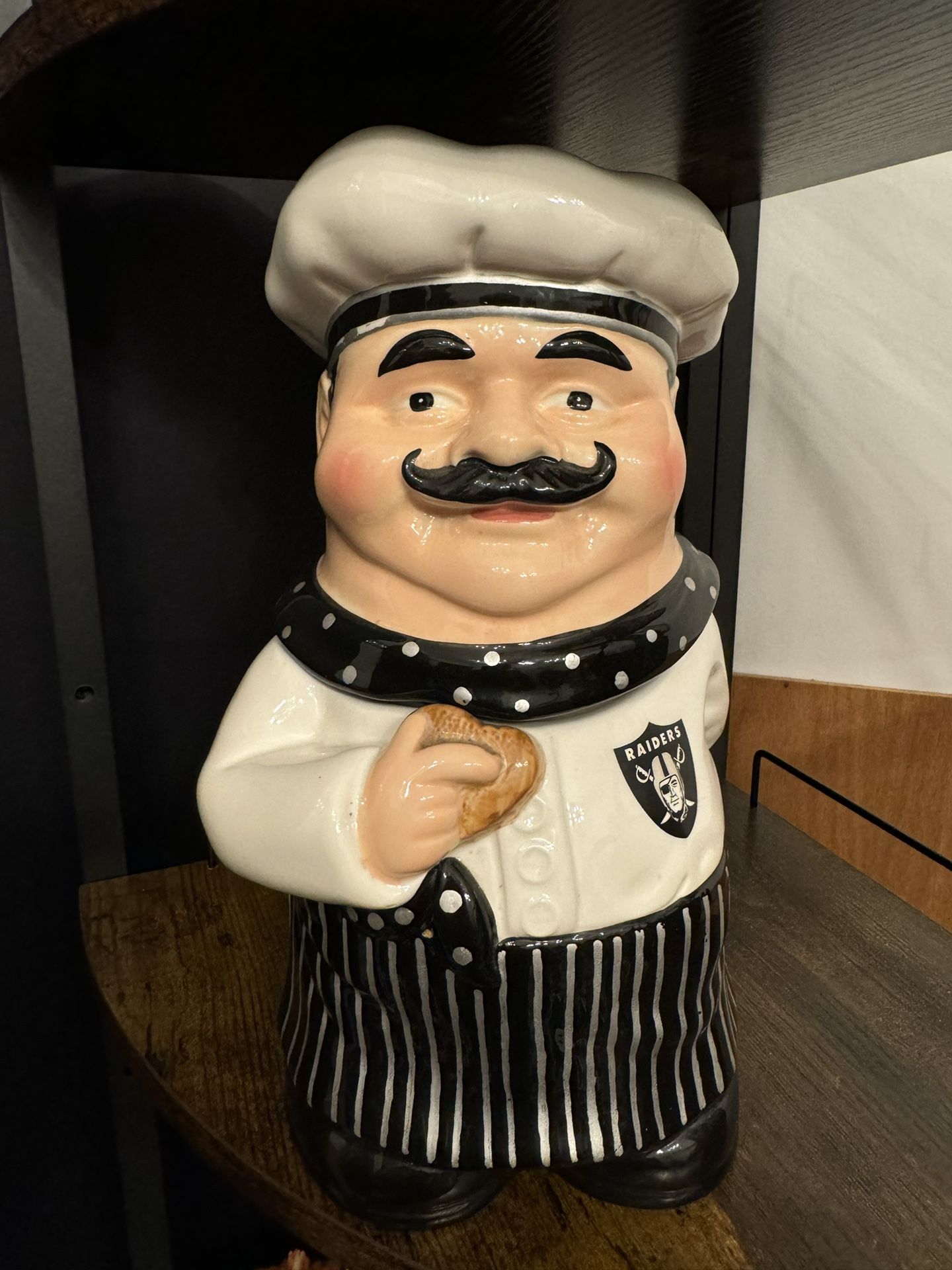 2004 NFL PROPERTIES LLC Raiders CERAMIC CHEF COOKIE JAR Las Vegas Oakland