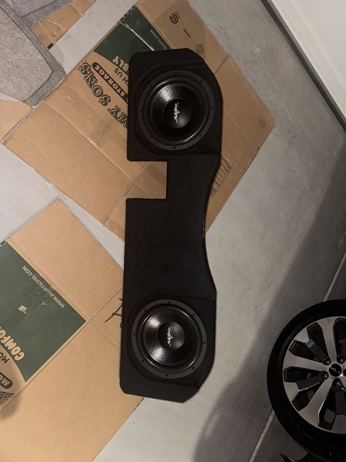 Scar audio box with 2 12in subwoofers . 2000 watt rms amp all wire accessories included