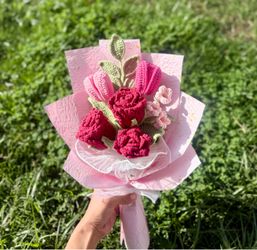 Crochet red roses and pink tulips bouquet