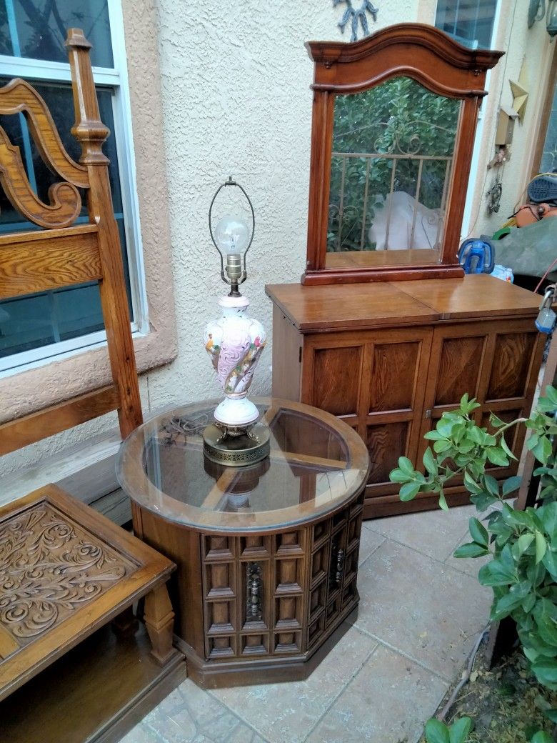 Antique Bedroom Set Includes Lamps