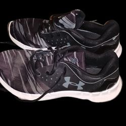 Under Amour Unisex Gym Shoes Size ,5 Youth