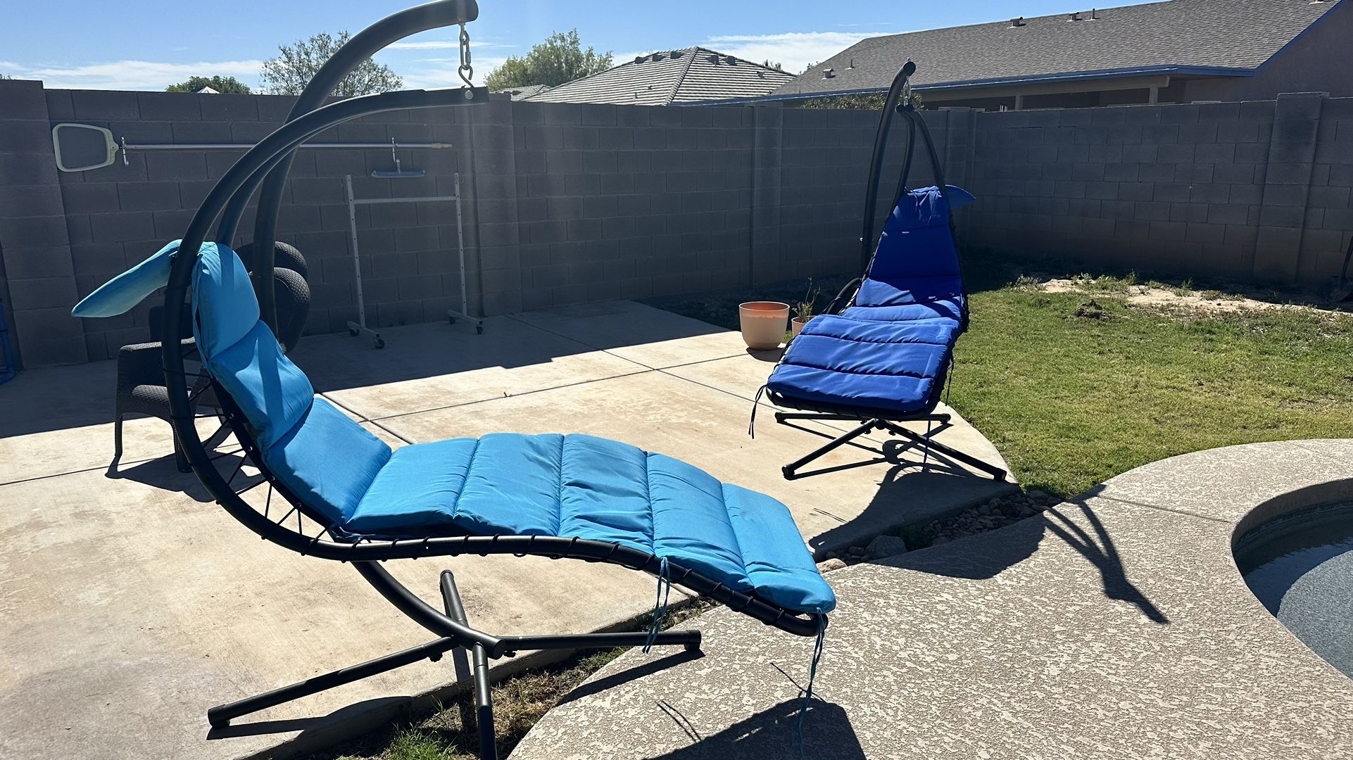 2 Swinging Swimming Pool Lounge Chairs. 