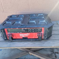 Milwaukee V18 Radio And Bluetooth Speaker 