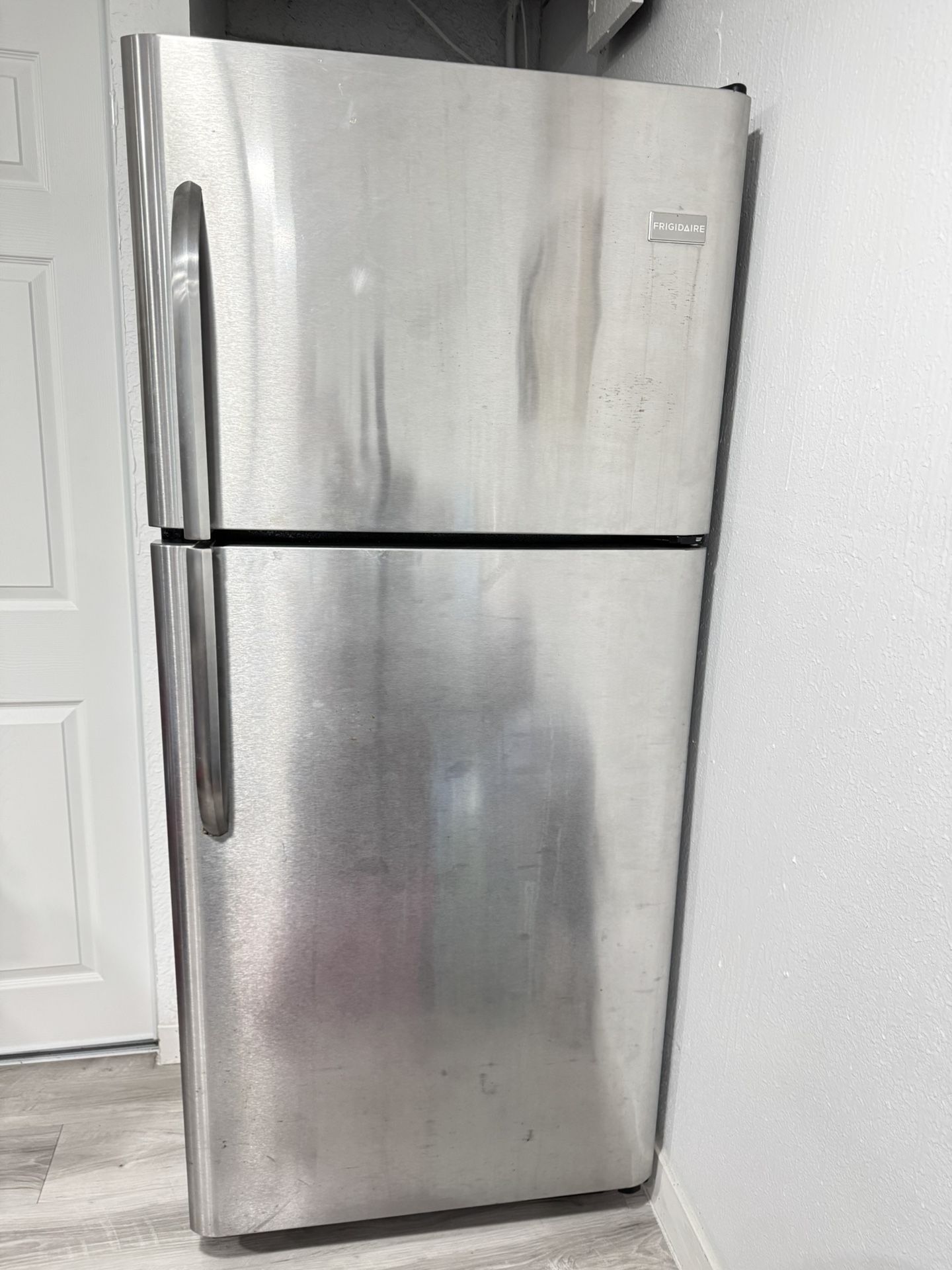 Refrigerator with Freezer