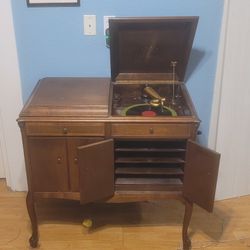 1923 Victrola With Over 200 Records