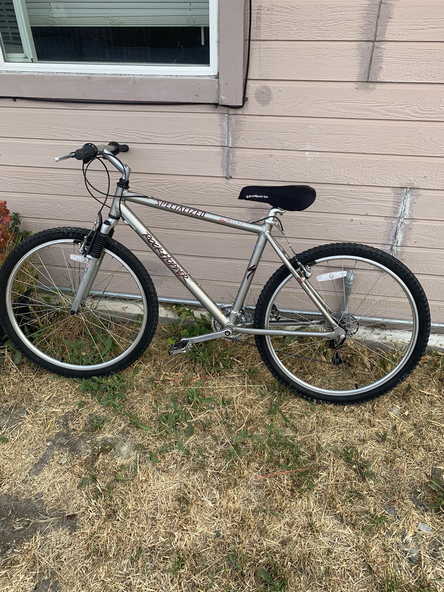 Specialized RockHopper 26” Tires 18” frame Medium Large I’m 5’7 it works great! This bike is immaculate It’s Like New 9/10 Condition You want find 1