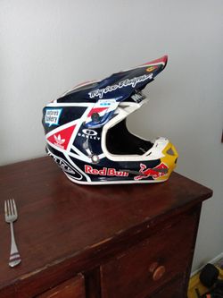 Red Bull Troy Lee DesignsHelmet With Garmin Speaker