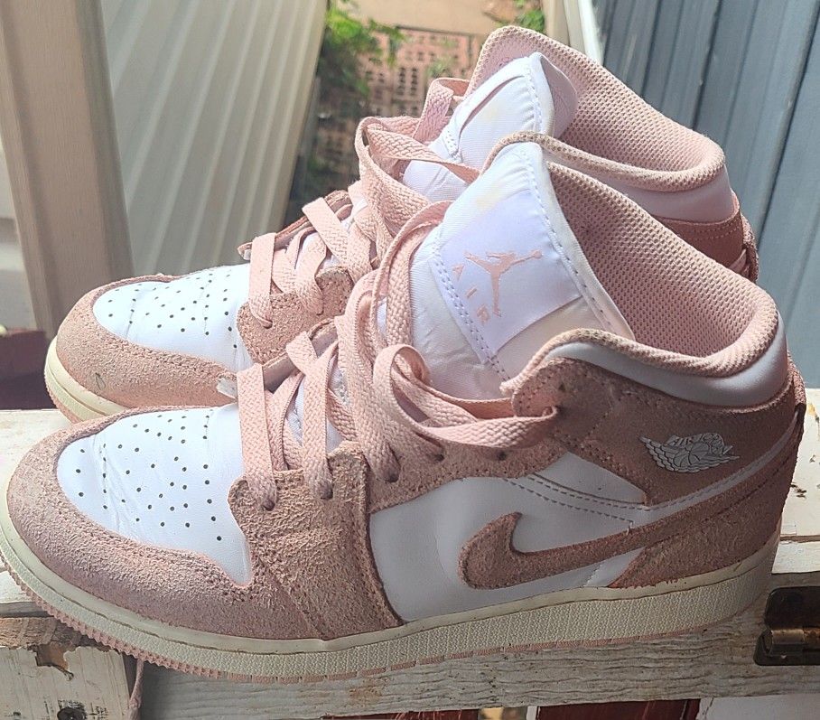 Jordan 1 Mid SE
Legend Pink (GS)