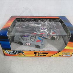 Hot Wheels Wrenchin & Racin' Johnny Benson Valvoline #10~2 Car Set NEW
