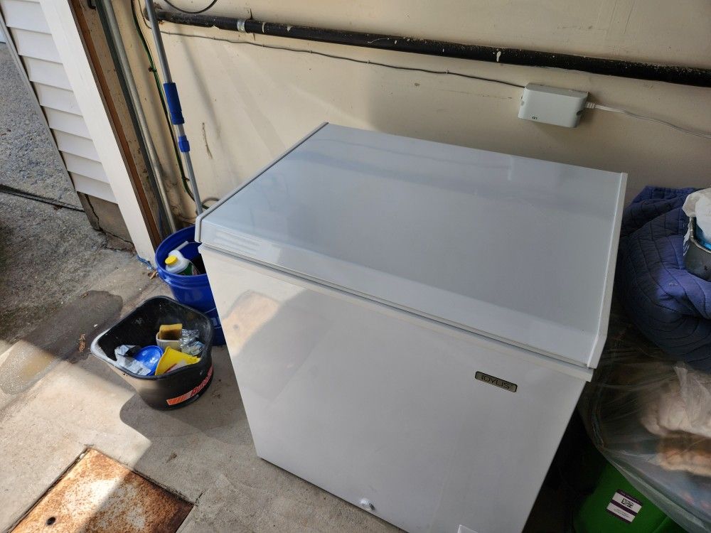 WHITE - IDYLIS 5.0 / 7.0 CU. FT. CHEST FREEZER - Excellent Condition