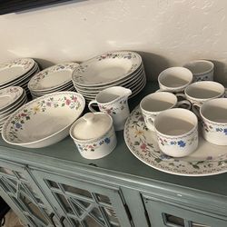 Kitchen dishes set