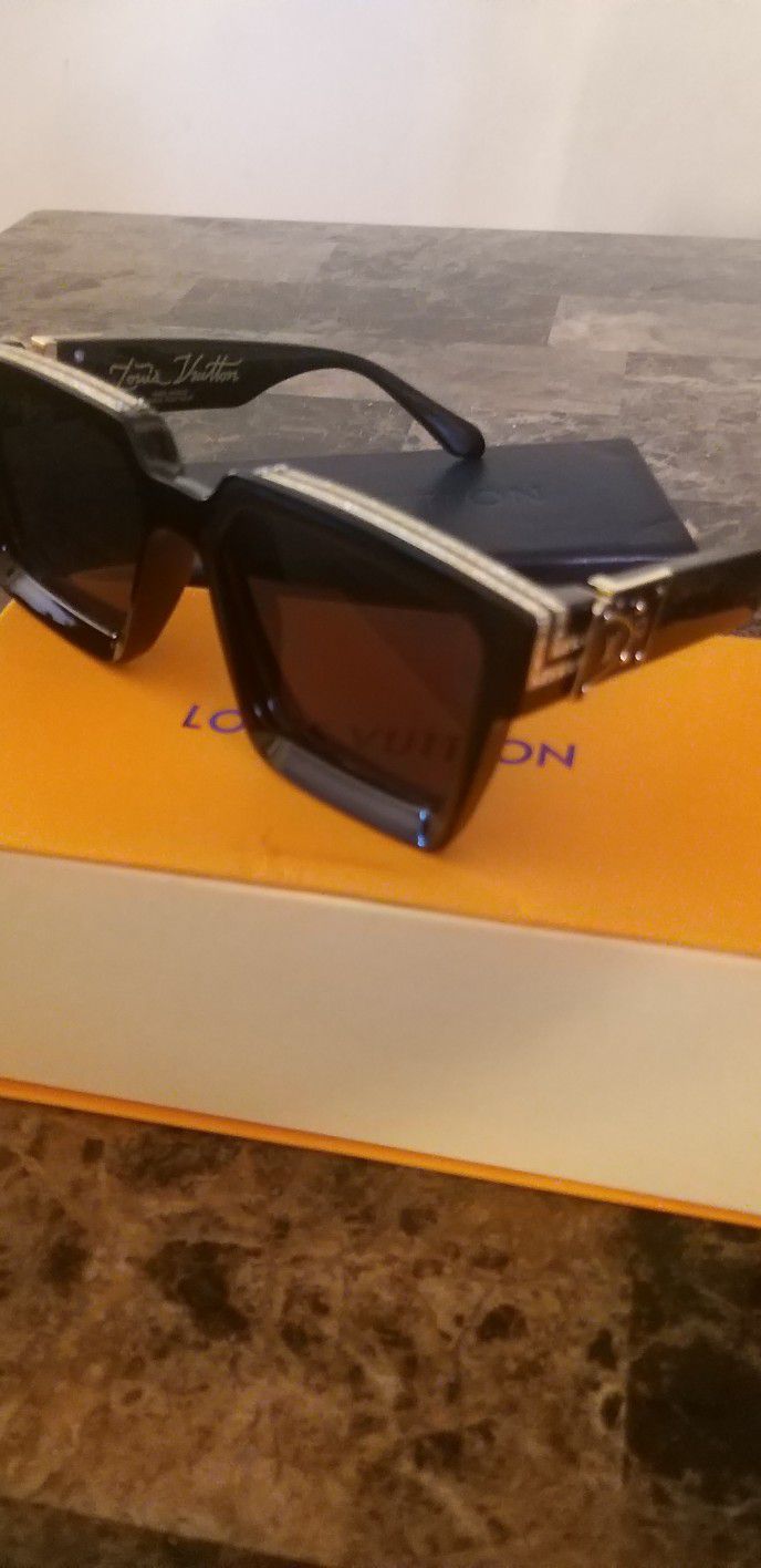 LV Clash Square Sunglasses $350.00 for Sale in Providence, RI - OfferUp
