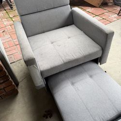 Free Lounge Chair. Pull Out And Reclines Back 