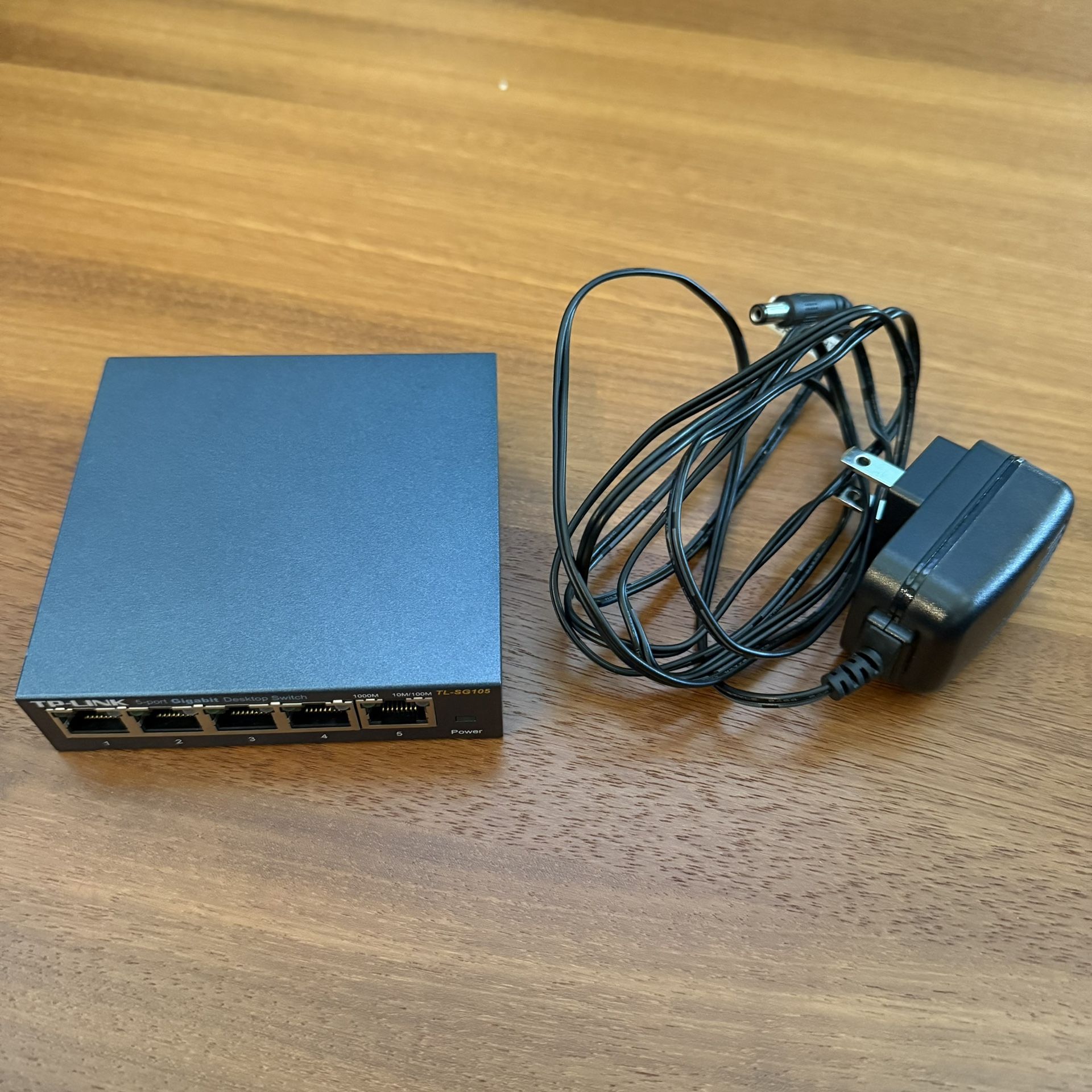 TP-Link TL-SG105 5-Port Gigabit Desktop Switch w/ Power Adapter