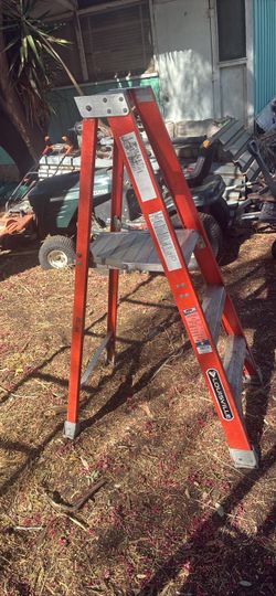 Louisville Fiberglass Step Ladder
