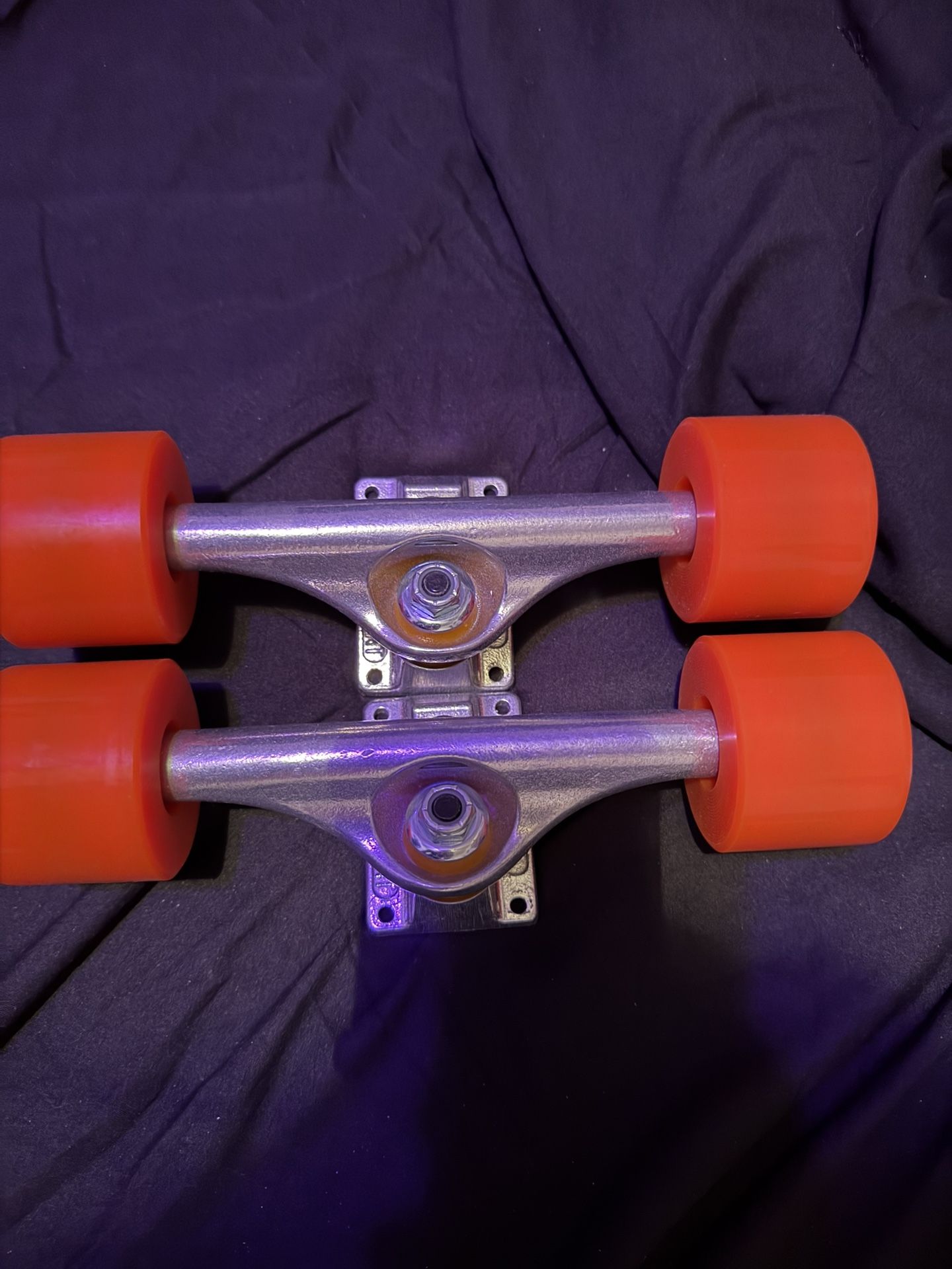 Skateboarding Trucks With Wheels And Bearings