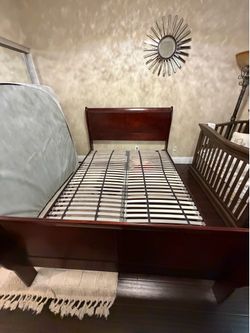 Queen bedframe