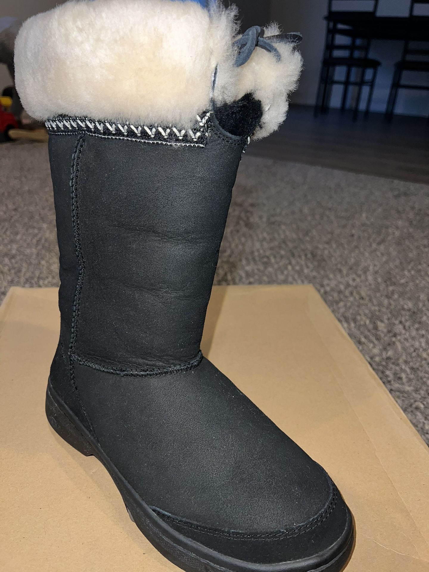 Brand New Ultimate Cuff Uggs Sz 7w/5y