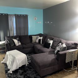 Sectional Couch+ Pillows And Rug 