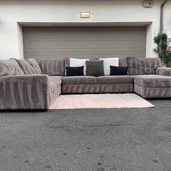 Stunning Gray Sectional Couch In Excellent Condition - Free Delivery 🚚 
