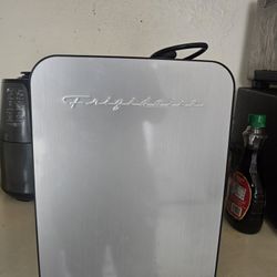 *Frigidaire* Mini Fridge