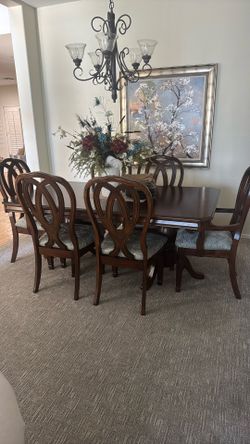 Six Chair Dinning Set. Barely Used