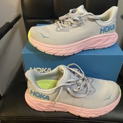 Hoka Arahi 7 / Size 9D Women’s $95
