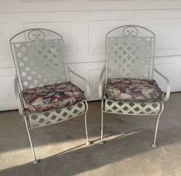 Metal patio pair of chairs and cushions