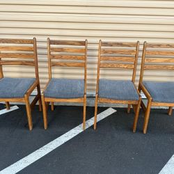 4 solid wood chairs/4 sillas de madera solida 