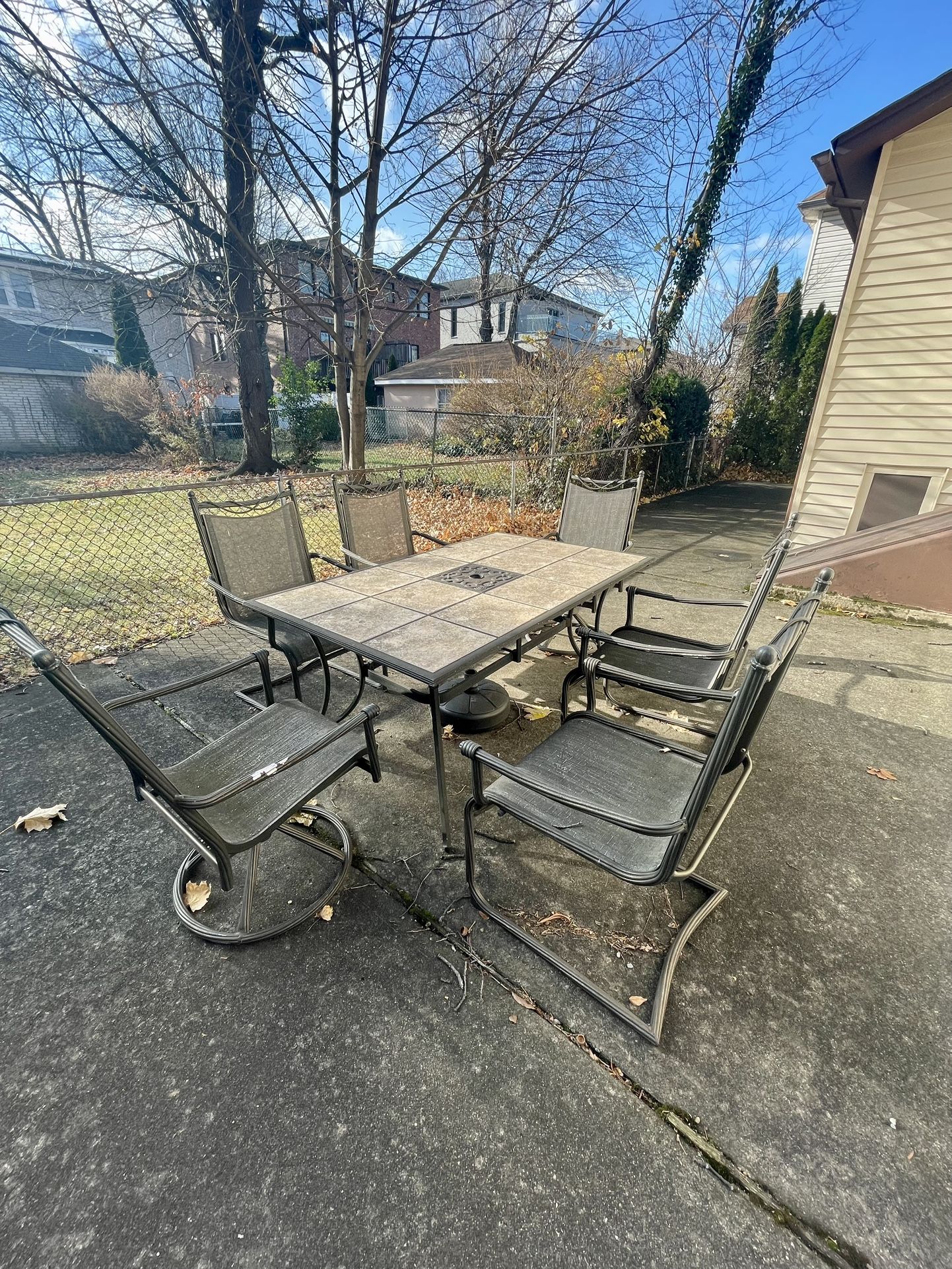 Outdoor Patio Set w. Umbrella