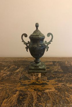 Urn solid metal top doesn’t come off non smoking home