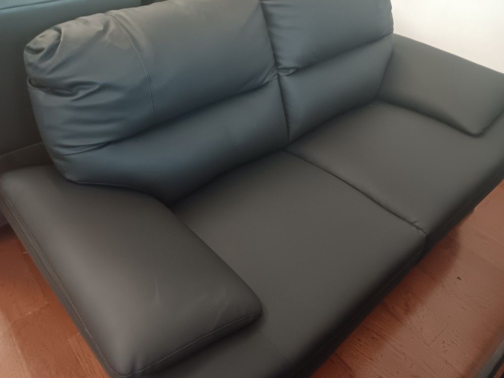 *Now Available!!!*---Mature Valencia Black Leather Sofa/Loveseat Sets---Delivery/$50 Down Financing😉