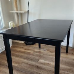 Alexa-Mae Dining Table