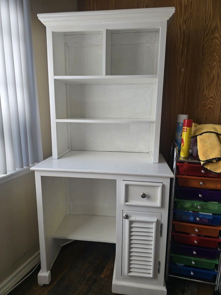 WHITE DESK OR MAKEUP VANITY