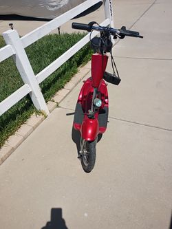 Scooter eléctrica para niños en buenas condiciones