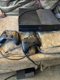 Xbox One + 2 Controllers