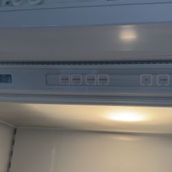 Sub-zero Refrigerator With Ice Maker 