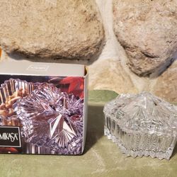 Mikasa Diamond Fire 5.25" Snowflake Covered Box Candy Dish Diamond Fire WY247 / 502 with Box Glass