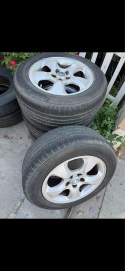 Llantas semi nuevas para un jaguar