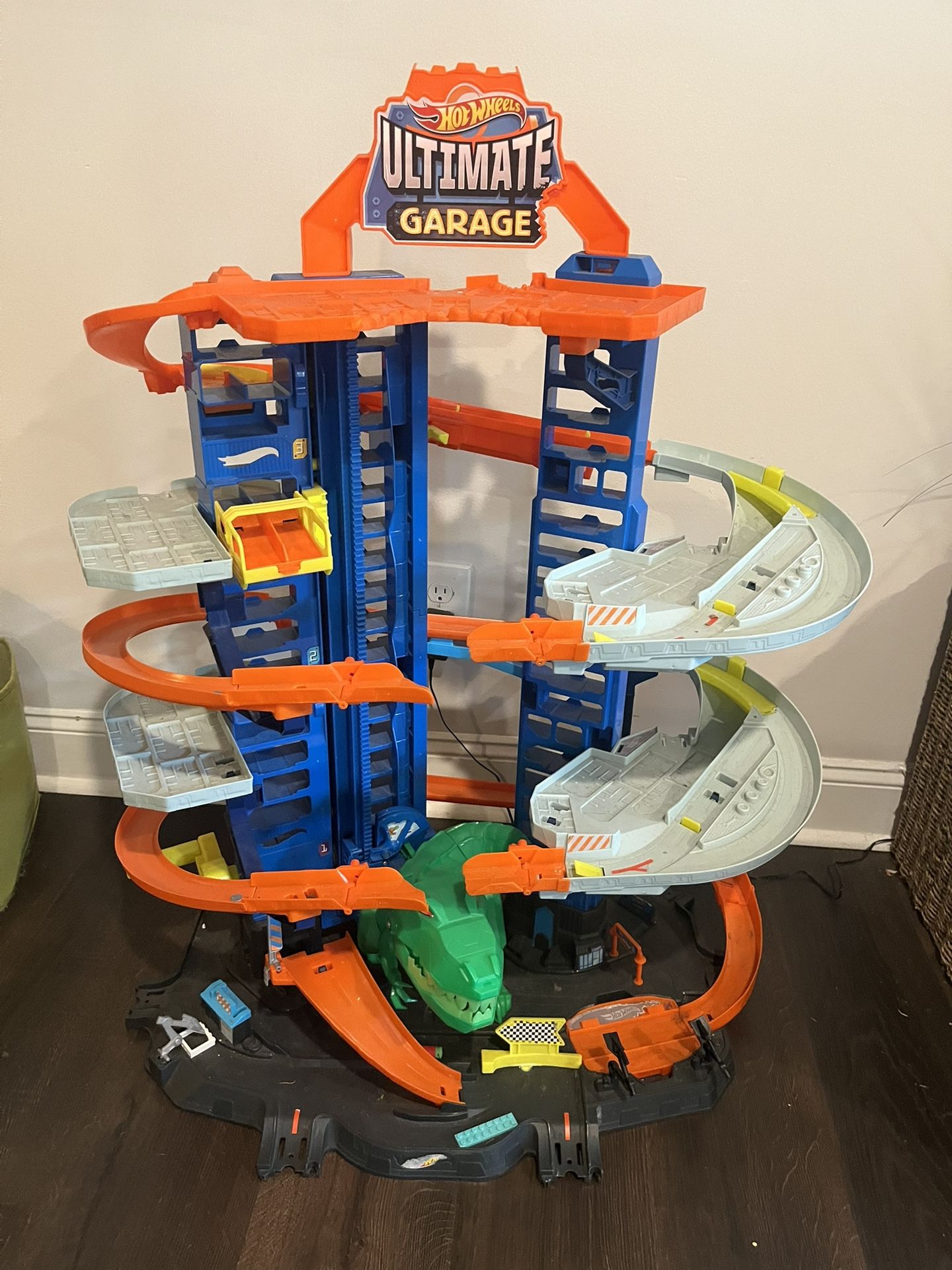 Hot Wheels Ultimate Garage + 30 Cars