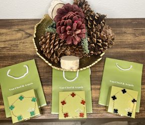 Brand New Van Cleef bracelet With Box And Shopping Bag 