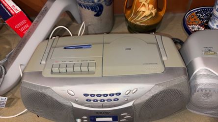 Lot of 3 working music boombox and 5 vacuum cleaners each $50