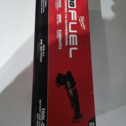 Milwaukee M18 Random Orbital Polisher