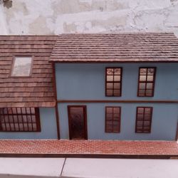 Realistic Lifelike Dollhouse/Model Home In Beautiful Condition 